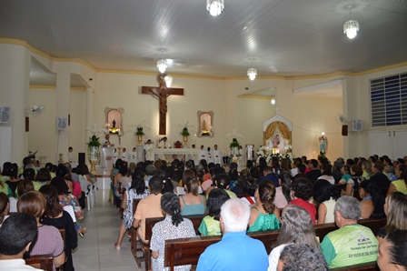 Fiéis lotam igreja nos festejos do bairro São José