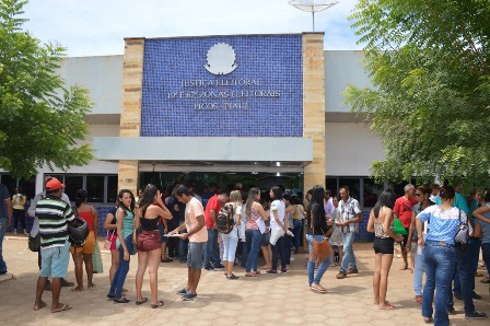 Eleitores enfentam fila em Picos para regularizar título