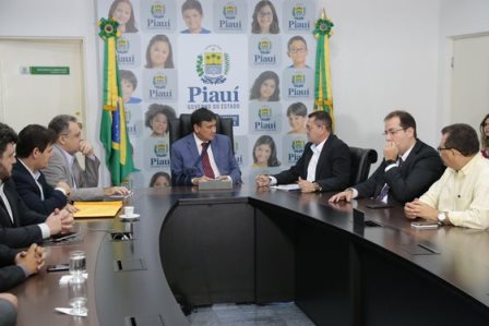 Wellington Dias recebe prefeito de Picos e vereadores em audiência