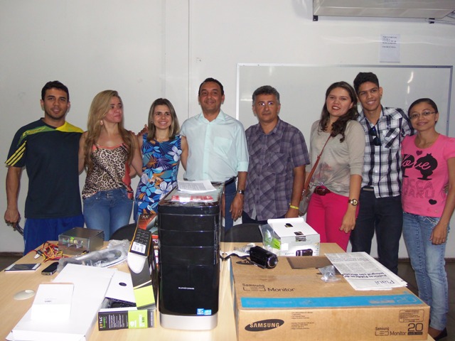 Vice-reitor entrega equipamentos para laboratório de jornalismo em Picos