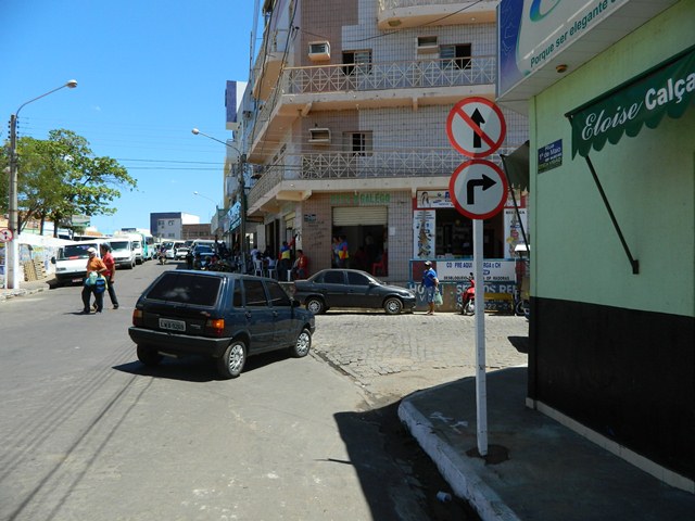 Ruas de Picos recebem nova sinalização vertical 