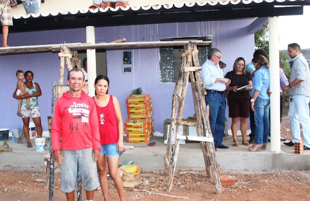 Kleber visita casas populares em construção no interior