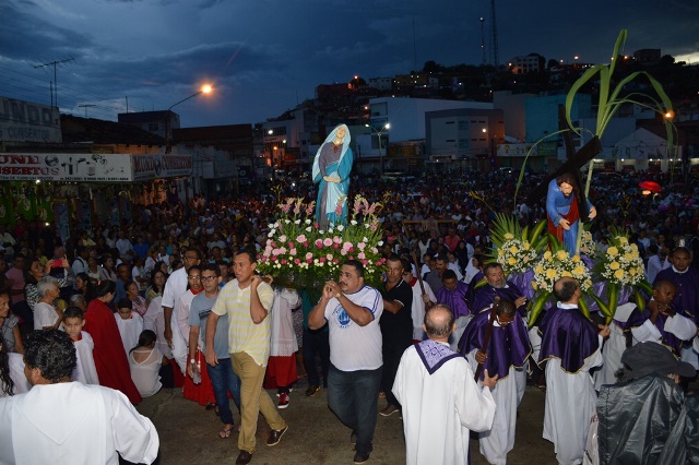 Milhares de fiéis participam da Procissão dos Passos em Picos