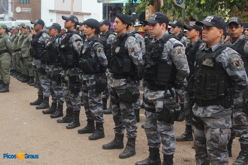 PM reforça segurança no Centro de Picos durante as compras de fim de ano
