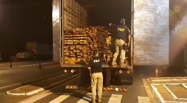 PRF apreende carga de madeira sem licença ambiental em Picos