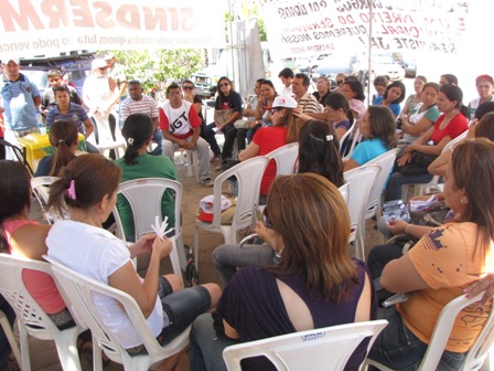 Professores grevistas acampam ao lado da Secretaria Municipal da Educação 