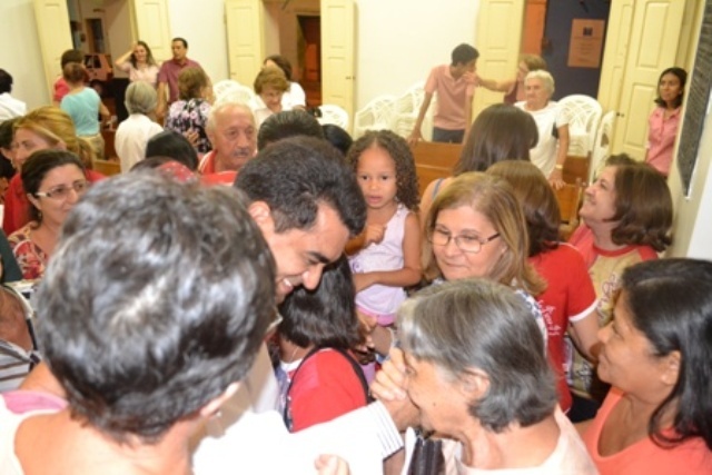 Padre Gregório celebra missa em Picos e recebe carinho dos fiéis