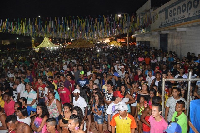 Último dia de carnaval em Picos leva multidão a avenida