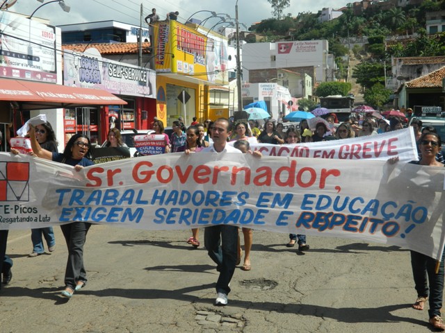 Professores da rede estadual promovem nova manifestação de protesto em Picos