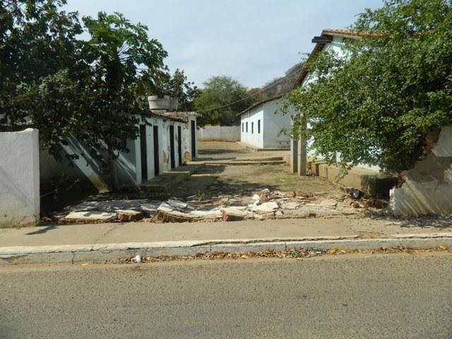 Muro de escola municipal desaba e secretária  não toma providência