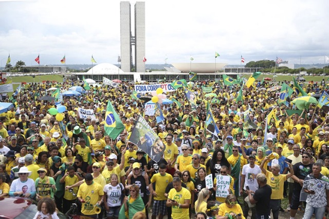 Atos pró-Bolsonaro são realizados em várias cidades do país