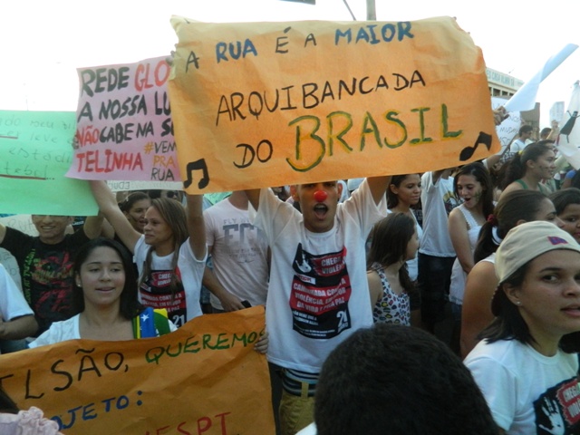Jovens lotam as ruas de Picos em protesto contra corrupção