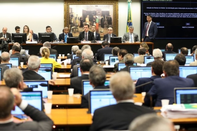 CCJ da Câmara aprova relatório que pede arquivamento de denúncia contra Temer