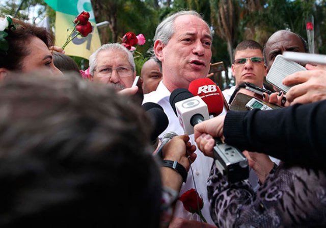 Ciro Gomes xinga e empurra jornalista durante evento de campanha