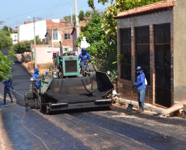 Prefeitura de Picos leva asfalto ao Sobradinho 