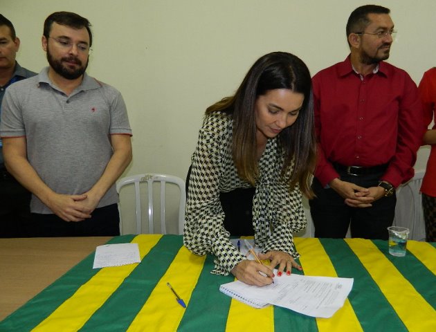 Margarete Coelho assina ordem de serviço para construção do teatro de Picos