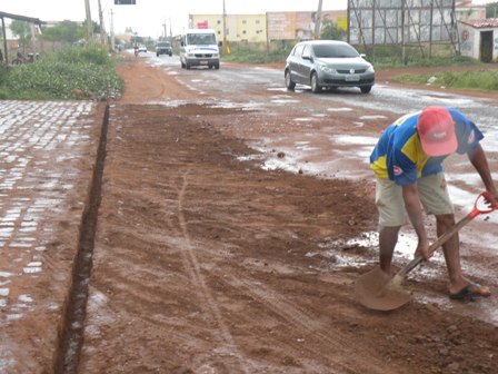 Chuvas pioram buraqueira que se espalha em trecho da PI-238 no bairro Ipueiras
