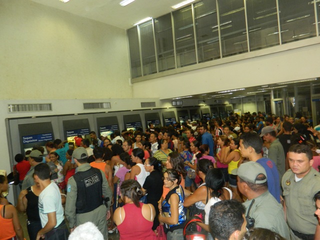 Boato sobre fim do Bolsa Família atrai multidão  a Caixa em Picos