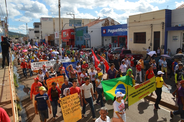 Manifestantes protestam em Picos contra reformas do governo 