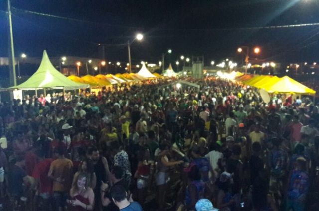 Foliões lotam avenida Beira Rio na última noite de carnaval em Picos