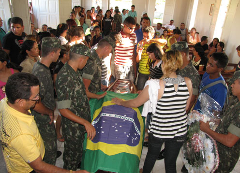 Tristeza e comoção no enterro do cabo do Exército assassinado em Picos (PI)