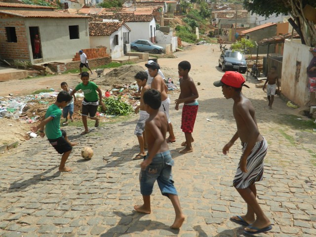 Crianças da periferia de Picos improvisam espaços de lazer 