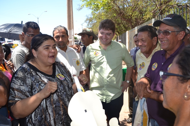 Belê abre campanha em Picos com caminhada no bairro Bomba