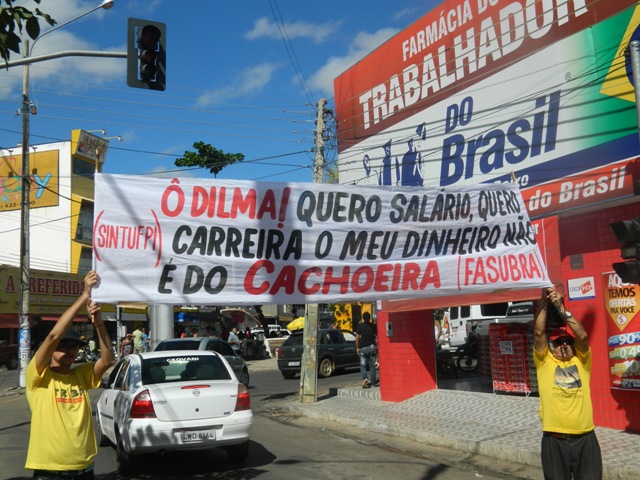 Professores da UFPI promovem manifestação no centro de Picos