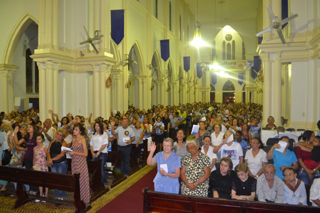 Picoenses lotam  Catedral na abertura da Festa da Padroeira