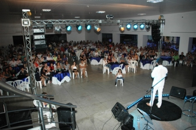 Show de Antônio Cardoso em Picos reúne centenas de pessoas