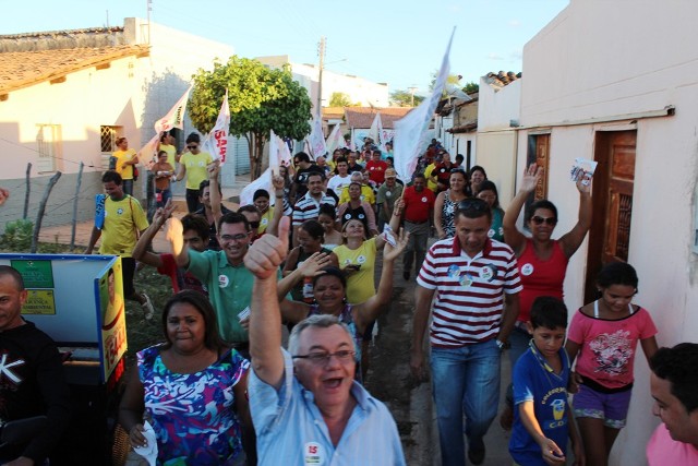 Kléber participa de caminhadas nos bairros Junco e Passagem das Pedras