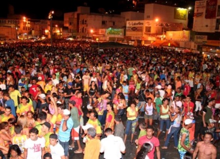 Gil Paraibano acaba carnaval de rua em Picos