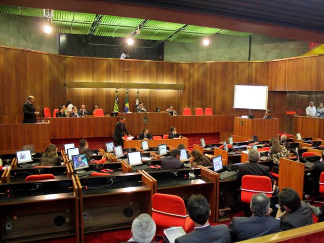 Deputados aprovam urgência para votação de projeto do governo sobre piso da educação