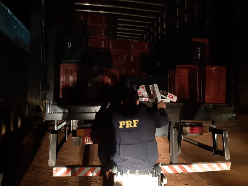 PRF apreende 126 mil maços de cigarros contrabandeados entre caixas de verduras em Francisco Santos-PI