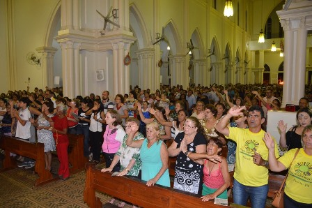 Picoenses lotam a Catedral na Missa de Cinzas