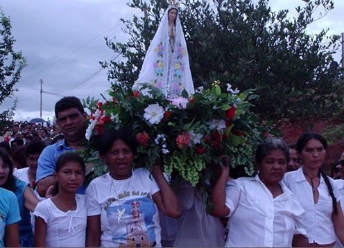 Comunidade católica participa dos festejos da Virgem de Fátima