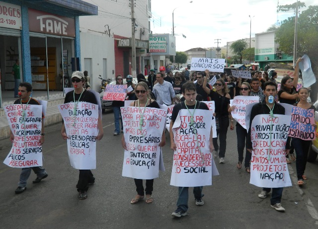 Professores e estudantes universitários promovem manifestação em Picos