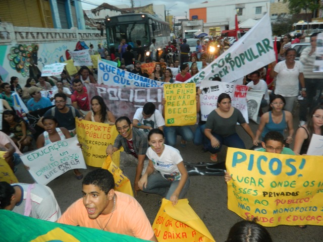 Manifestantes retornam às ruas de Picos e fazem novas reivindicações