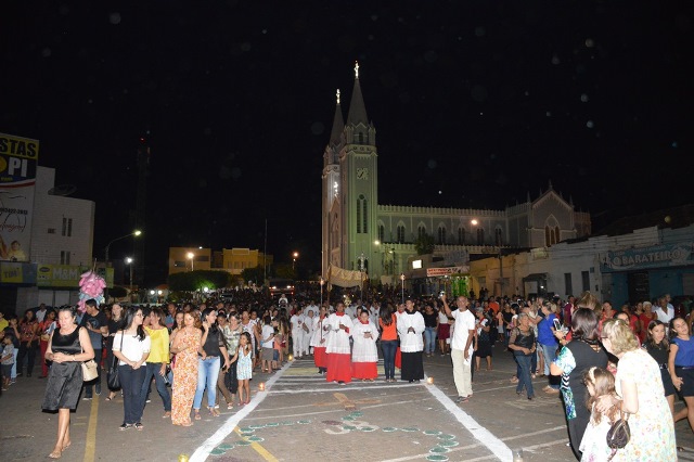 Celebração de Corpus Christi reúne centenas de católicos em Picos
