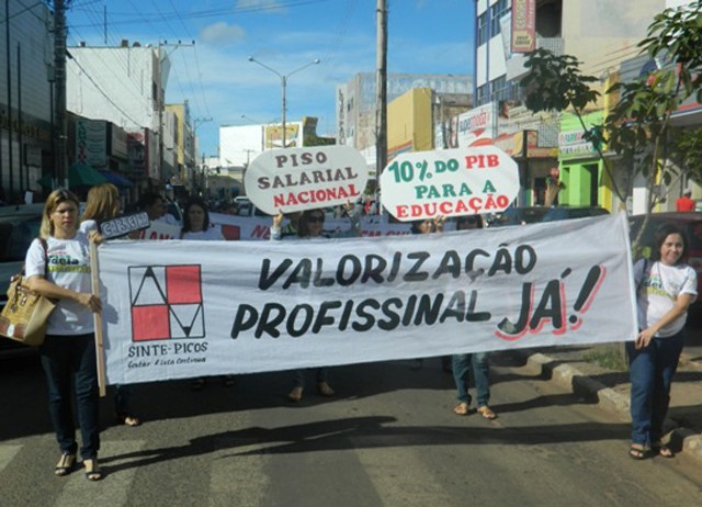 Professores promovem manifestações em Picos