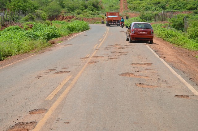 Buracos tomam conta da rodovia que liga Picos a Santana do Piauí 