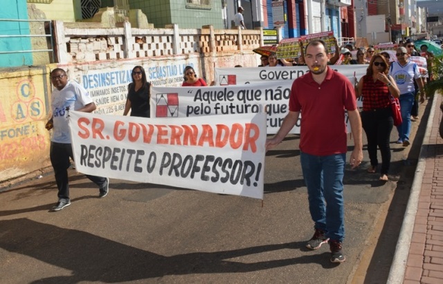 Professores percorrem as ruas de Picos em protesto contra não pagamento do piso
