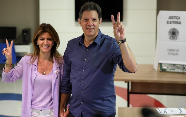 Haddad vota em escola de São Paulo ao lado da mulher