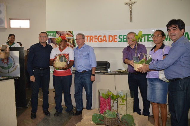 Governo entrega sementes para agricultores da região de Picos