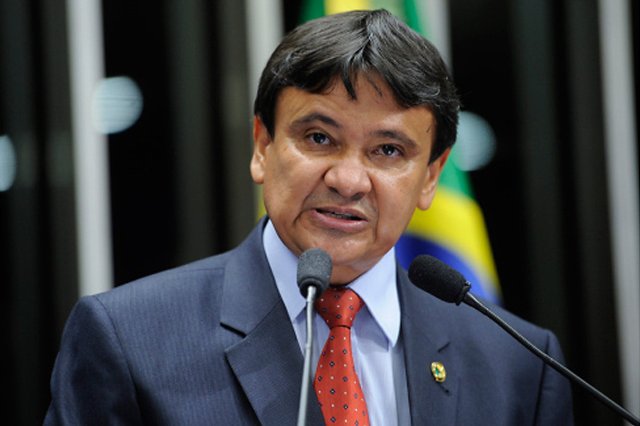 Governador condena decisão que afastou Renan da presidência do Senado
