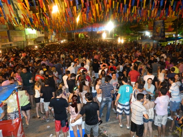 Foliões lotam avenida na última noite do carnaval em Picos. Veja álbum de fotos!