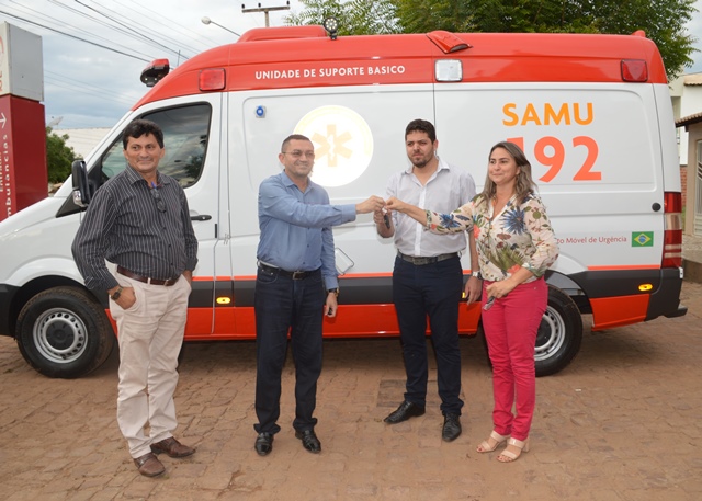 Prefeito de Picos entrega ambulância para o Samu