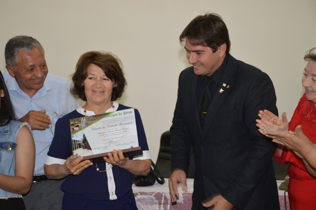 Professora aposentada da UFPI recebe título de cidadania picoense