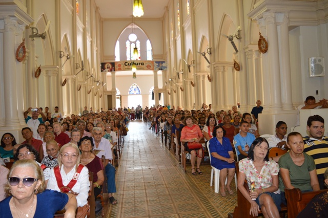 Picoenses lotam Catedral na Missa Solene do Santo Crisma