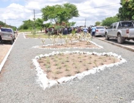 Prefeito inaugura pavimentação, praça e iluminação na zona Sul